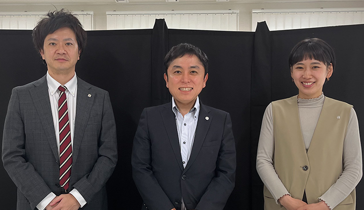 宮下直樹会員(中央)をはさんで左巡回監査士上家俊也氏、右巡回監査士土橋麻衣子氏