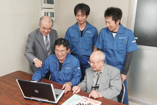加藤製作所：加藤会長（前列右）