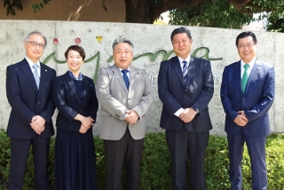 左から大津誠一監査担当、飯島青茹取締役、飯島充社長、飯島悟社長、増山英和顧問税理士