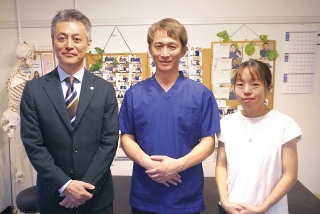 平井重人社長を中央に、右が平井智子さん、左が松原克巳顧問税理士