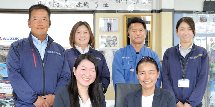 後列左から、山崎英人専務取締役、山崎美奈子店長、畑中正士整備主任、北川晏奈診察部アンバサダー