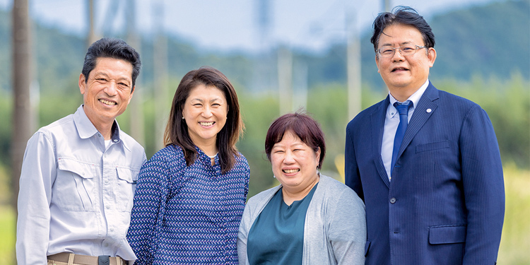 左から泉水和幸社長、泉水優子取締役、重田加奈氏、藤谷英明税理士