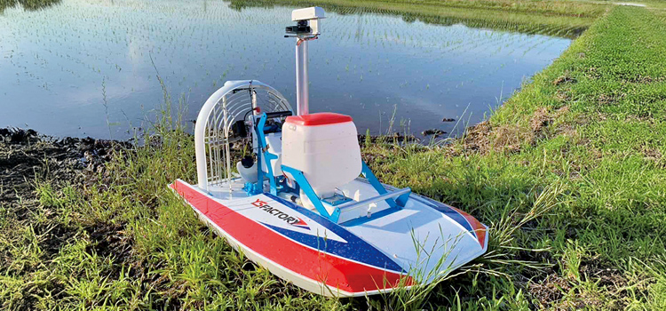 特許取得の粒剤散布装置を装着した農薬散布ボート