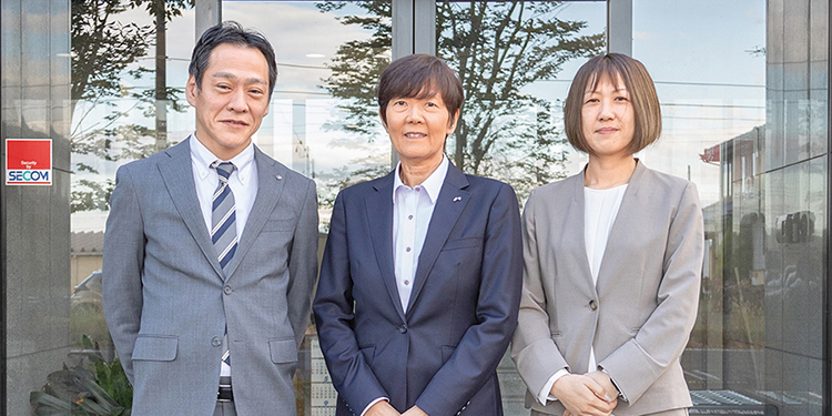 渡辺社長を挟んで髙橋英樹顧問税理士と國嶋邦子取締役部長