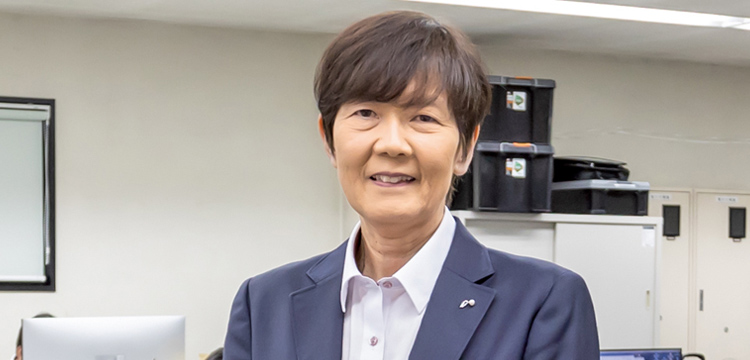 渡辺社長を挟んで髙橋英樹顧問税理士と國嶋邦子取締役部長