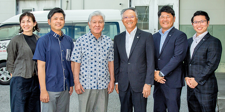 左から大城香織専務、大城健太郎社長、大城健功会長、西村眞一税理士、西村直人税理士、名嘉真和己税理士