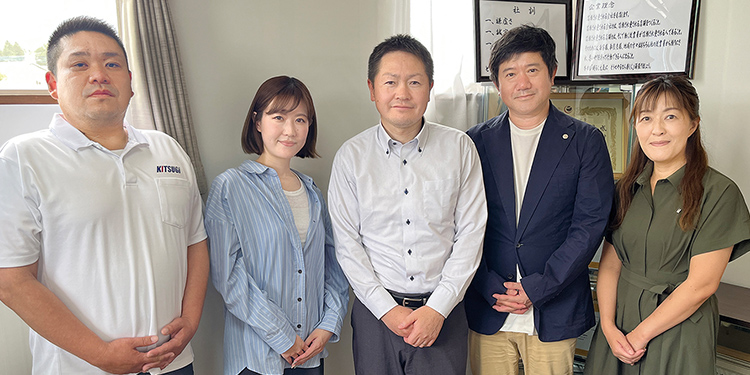 木次功一社長を中央に、左へ小野菜帆CR推進部長、小野一道取締役。右へ鈴木博之税理士、池崎陽子監査担当（巡回監査士）