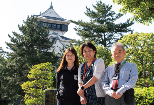 左から、江頭氏、山内係長、村田主査(背景は小倉城)