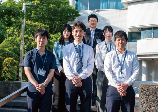 内藤課長(中央上段)と、推進チームの皆さん(左から、沼尻氏、川島氏、中氏、辻氏、田中氏)