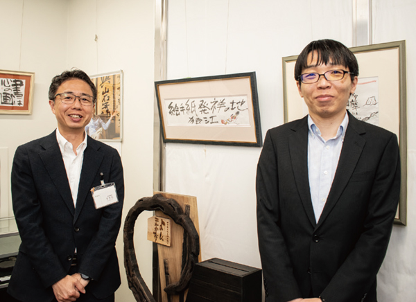 左から杉田室長、小澤主任(撮影場所:小池邦夫ギャラリー)