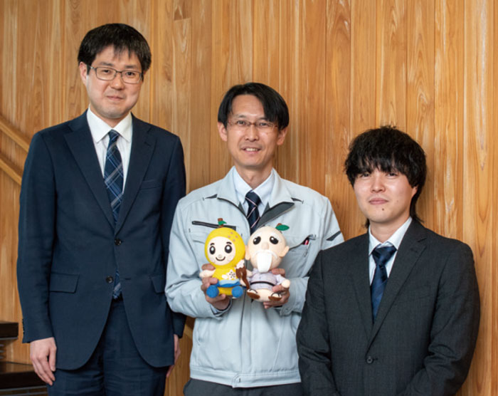 左から、若林課長、吉田主査、岩井主任