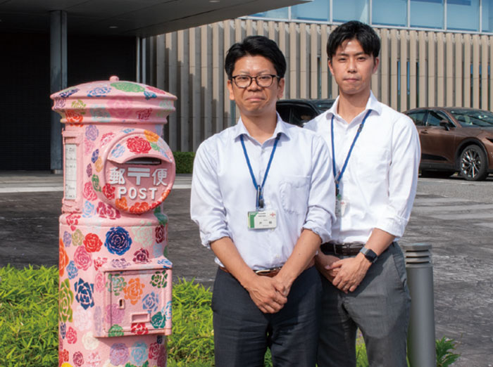 左から、片桐主査、山口峻矢 主事／撮影場所：市役所前の「バラ色ポスト」