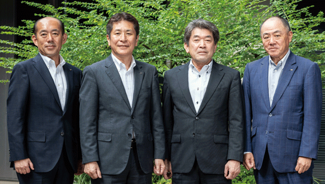 左から、飛鷹、奥田専務、邉見副社長、吉澤