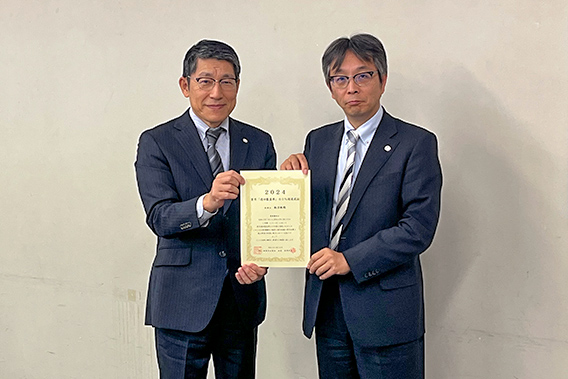 岡野会長(左)と飯沼敏会員