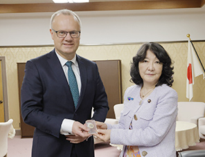 片山さつき大臣（右）とロバート・マイヤー理事長