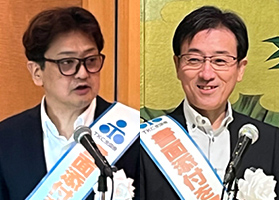 司会の副島正雄書面添付推進委員長(左)と鈴木信二会長