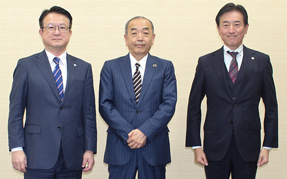 左から菅川会長、髙橋理事長、鈴木会長